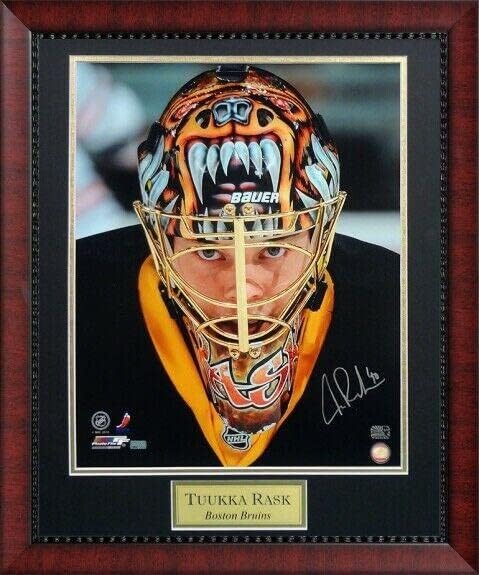 Снимка Туукки Раска с автограф в потребителската рамка с размер 24х20 за Бостън Бруинс НЭП - Снимки на НХЛ с автограф