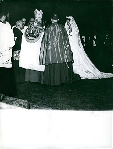 Реколта снимка на кралицата на Белгия Паолы, плач по време на церемонията си брак с Алберт II.- юли 1959